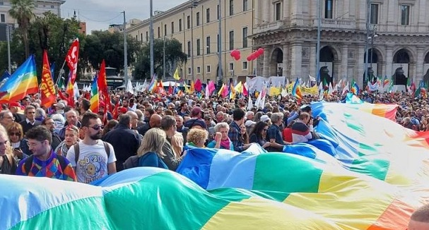 MANIFESTAZIONE DI ROMA: SÌ, LA PACE È UN VALORE ESIGENTE, VA SEMPRE RICERCATA ANCHE NEL CONFLITTO DI CUI È VITTIMA L’UCRAINA